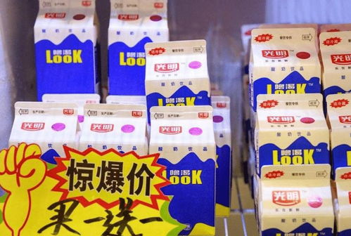 超市里牛奶 酸奶促销, 买一送一 到底能不能买 其实有猫腻